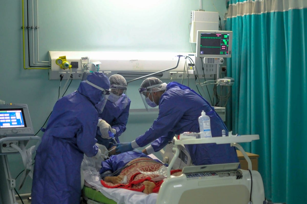 Medical staff, wearing protective gear, incubate a patient in the isolated ward for the coronavirus in Cairo, Egypt on 29 April 2020 (COVID-19) [YAHYA DIWER/AFP/Getty Images]