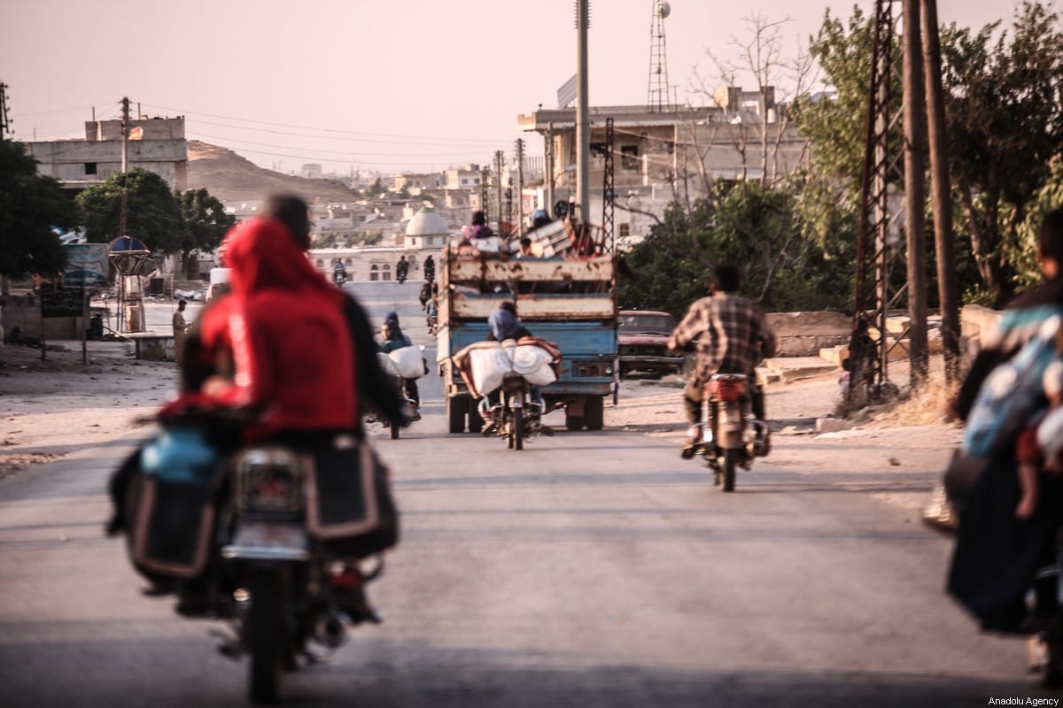 Syrian families, who have been forced to displace from Idlib de-escalation zone in Syria, are seen on their way to safer zones with their belongings, in Syria on June 09, 2020 [Izzeddin Idilbi/Anadolu Agency]