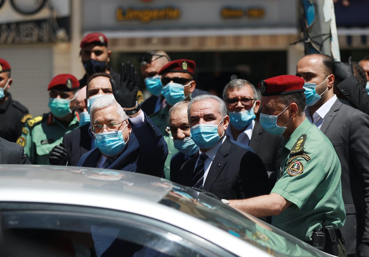 Palestinian President Mahmoud Abbas (L), Palestinian Prime Minister Mohammad Shtayyeh (2nd R) inspect the measures taking against the coronavirus (Covid-19) pandemic in Ramallah, West Bank on 15 June 2020. [Anadolu Agency]