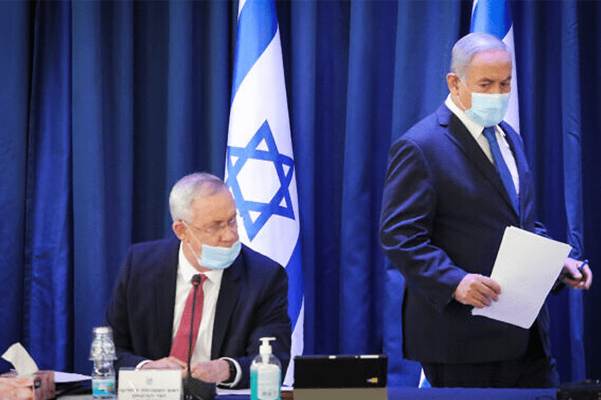 Prime Minister Benjamin Netanyahu (R) and Defense Minister Benny Gantz attend the weekly cabinet meeting at the Foreign Ministry in Jerusalem on 21 June, 2020 [Gettyimages/Marc Israel Sellem/Pool/Flash90]