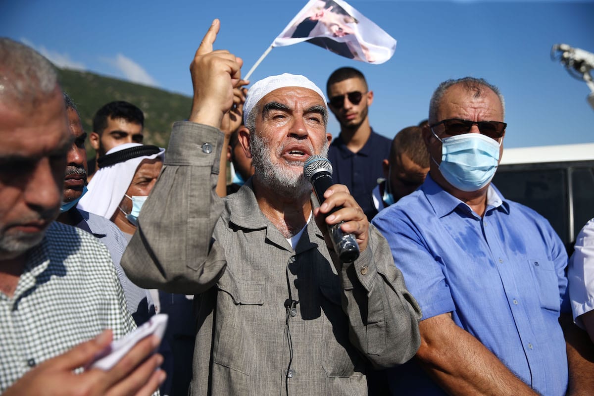 Sheikh Raed Salah, the head of the Islamic Movement in Israel speaks to the crowd as he arrives in a prison in Haifa [Mostafa Alkharouf/Anadolu Agency]