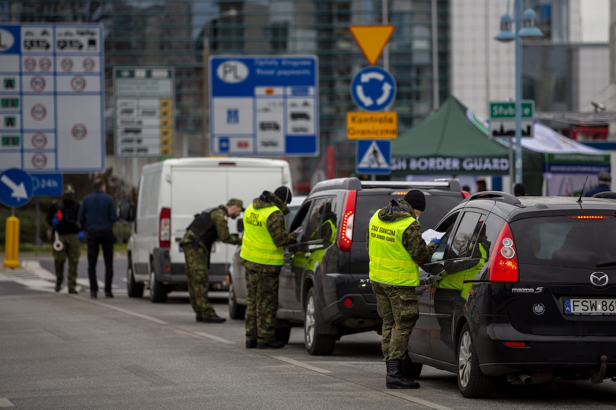 Border control guards stop cars before crossing German/Polish border at Slubice/Frankfurt (Oder) on 20 March 2020 in Frankfurt an der Oder, Germany. [Maja Hitij/Getty Images]