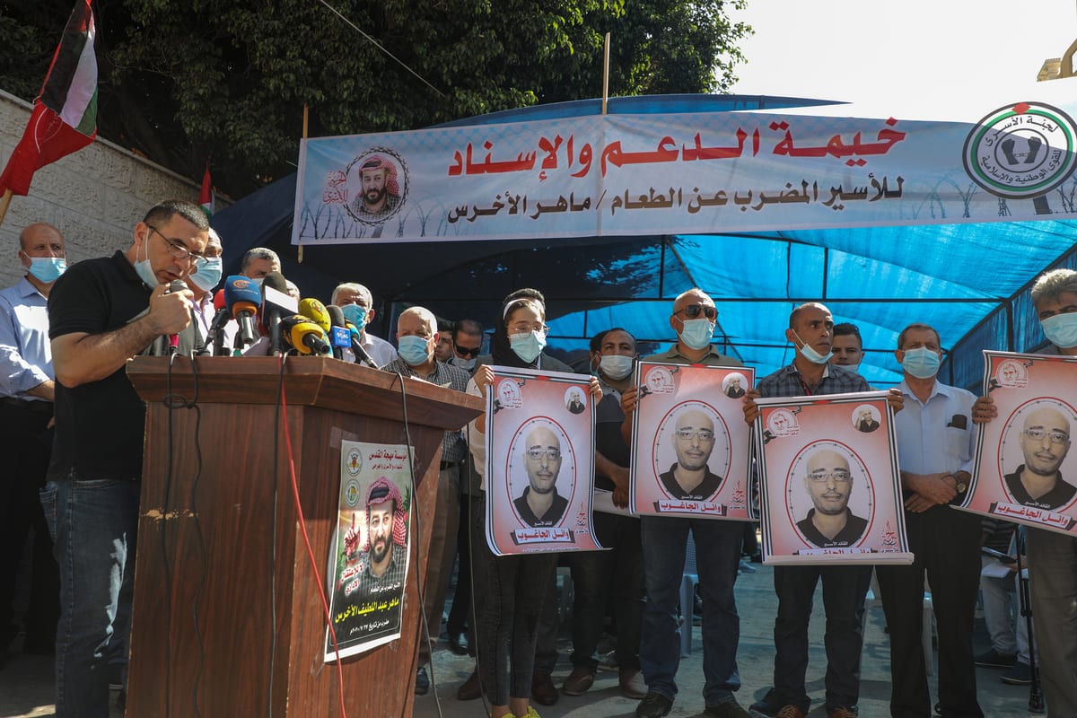 Protest against administrative detention and arbitrary treatment outside the International Committee of the Red Cross building in Gaza City, Gaza on October 15, 2020 [Ali Jadallah/Anadolu Agency]