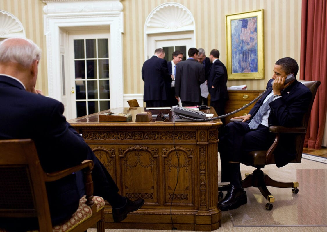 US President Barack Obama (R) talks on the phone with President Hosni Mubarak of Egypt as Vice President Joe Biden (L) and the President's National Security team listen in the background in the Oval Office on 28 January 2011 in Washington, DC.  Obama spoke to Mubarak after Mubarak appeared on television and ordered his ministers to resign, but did not offer to resign himself in the wake of widespread protests in Egypt. [Pete Souza/The White House via Getty Images]