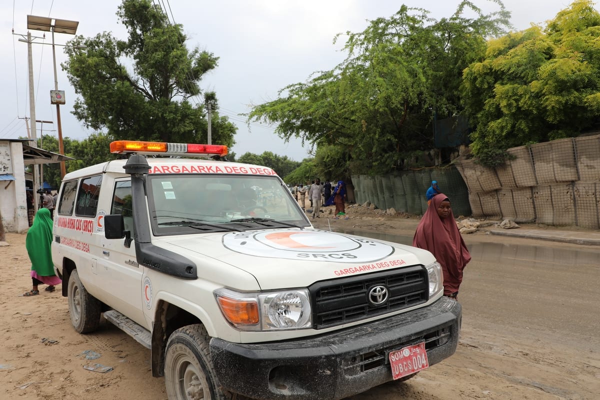 Police officers take security measures at the explosion site after a an explosion in Somalia on November 17, 2020 [Sadak Mohamed/Anadolu Agency]