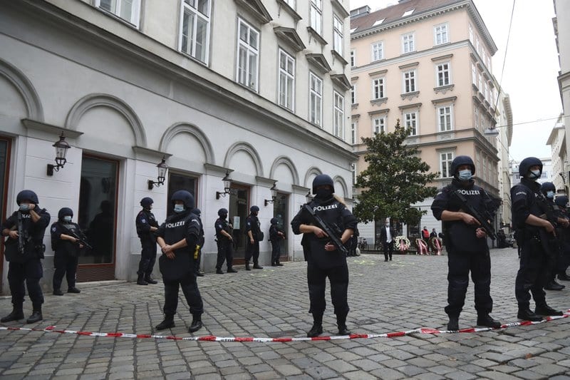Police guards in Vienna moment after the attack of November 2, 2020 [Twitter]