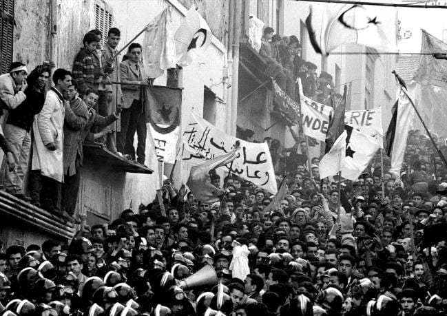 Algerians demonstrating in the streets of Algiers in 1960 [unseulheroslepeuple.org/dossier de presse]
