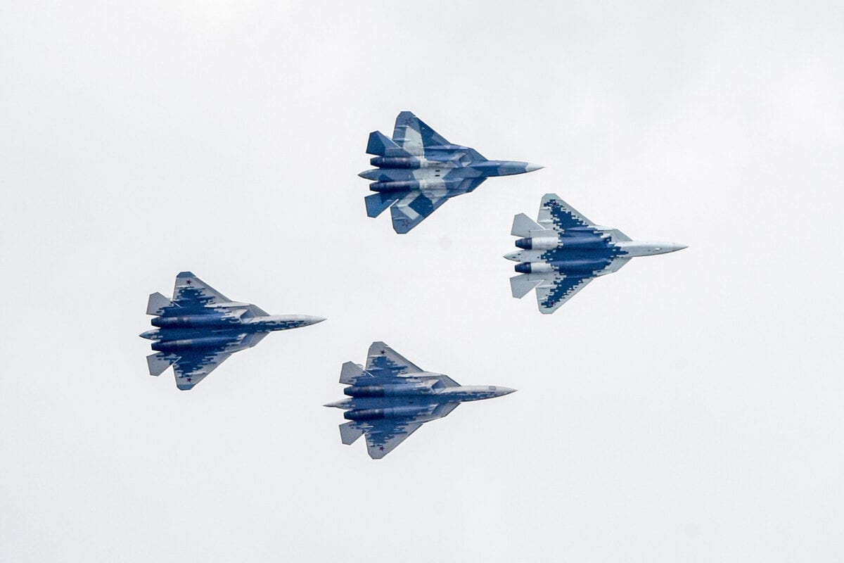 Les avions de chasse de cinquième génération Sukhoi Su-57 se produisent lors de la cérémonie d'ouverture du Salon international de l'aviation et de l'espace MAKS 2019 à Joukovski, près de Moscou, le 27 août 2019 (Photo par Alexander NEMENOV / AFP) (Crédit photo doit lire ALEXANDER NEMENOV / AFP via Getty Images)