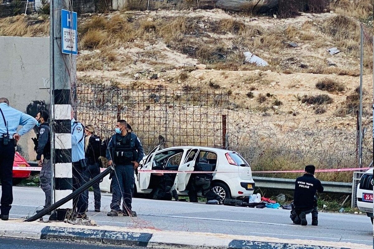 Israel soldiers shot and killed a Palestinian man at Al-Zaeem checkpoint, 25 November 2020 [manniefabian/Twitter]