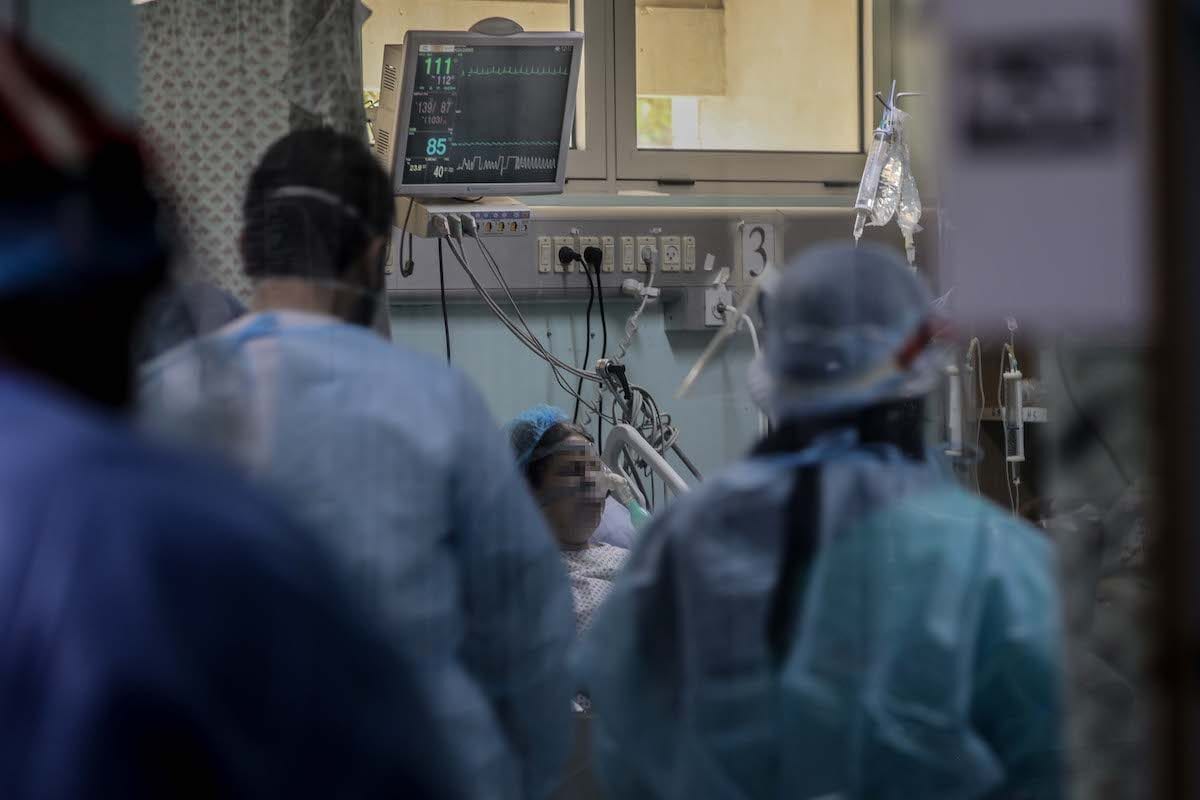 Health workers in European Gaza Hospital are seen working with their masks, glasses, coveralls, on 30 November 2020 in Khan Yunis, Gaza. [Abed Zagout - Anadolu Agency]