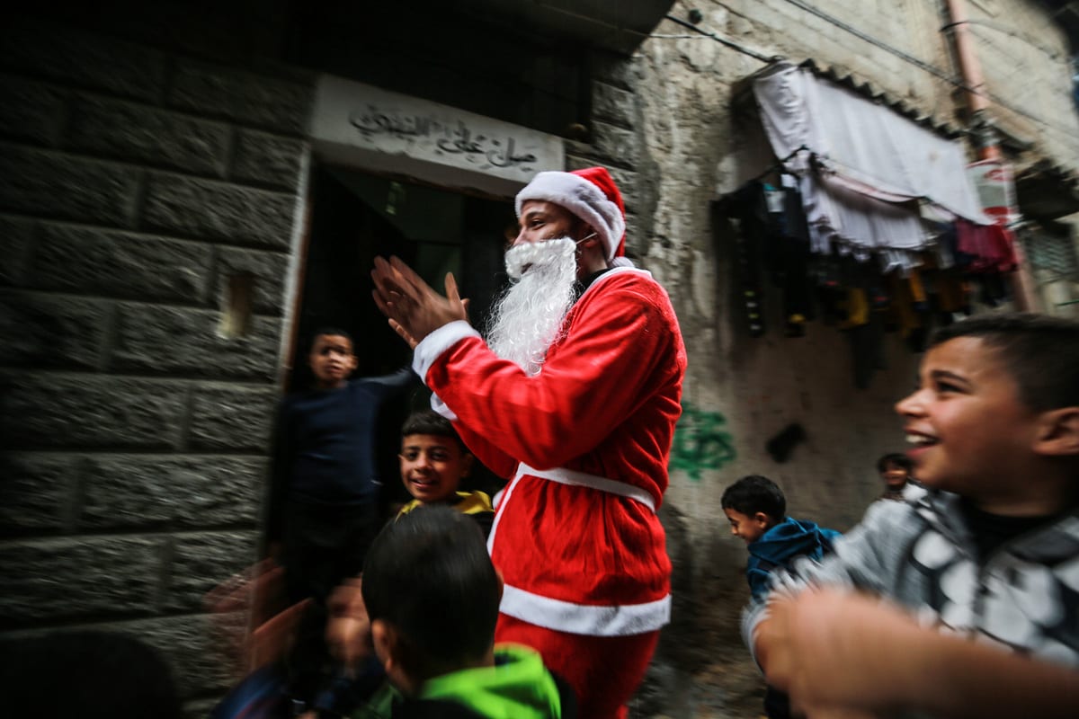 Kuwait Santa Palestinian Santa Claus make children’s day – Middle East Monitor