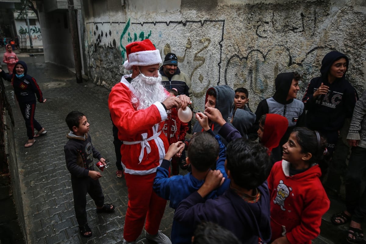 Kuwait Santa Palestinian Santa Claus make children’s day – Middle East Monitor