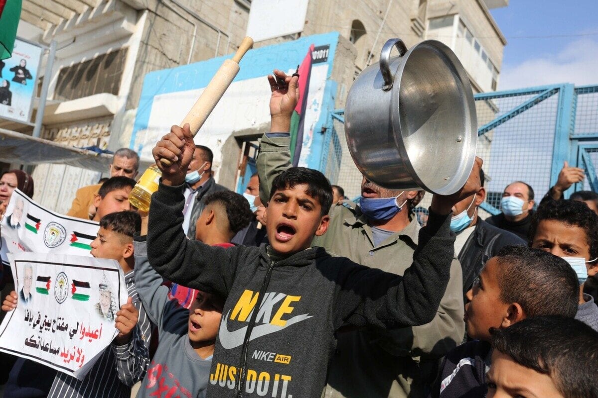 Palestinians gathering in front of the United Nations Agency for Palestinian Refugees (UNRWA) stage a demonstration against reducing UNRWA's services, in Khan Yunis, Gaza on 23 December 2020. [Ashraf Amra - Anadolu Agency]