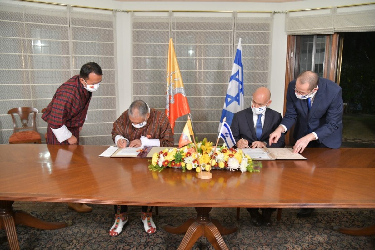 Israel’s Ambassador to India Ron Malka showed both officials shaking hands in New Delhi [@DrRonMalka /Twitter]