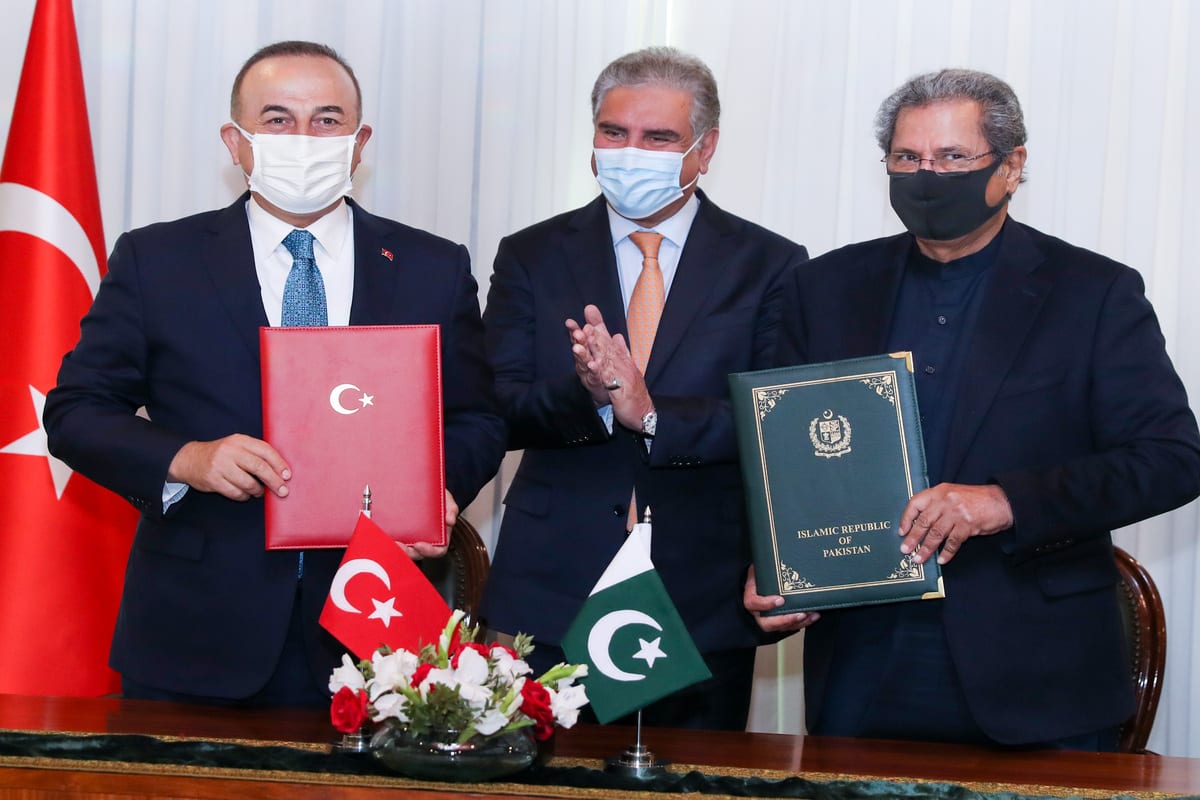 Turkish Foreign Minister Mevlut Cavusoglu (L), Pakistani Foreign Minister Shah Mahmood Qureshi (C) in Islamabad, Pakistan on January 13, 2021 [Cem Özdel/Anadolu Agency]