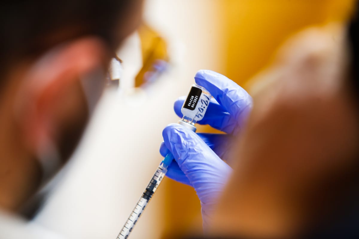 Paramedics vaccinate elderly people nursing home in Tel Aviv on 13 January 2021 [Nir Keidar/Anadolu Agency]