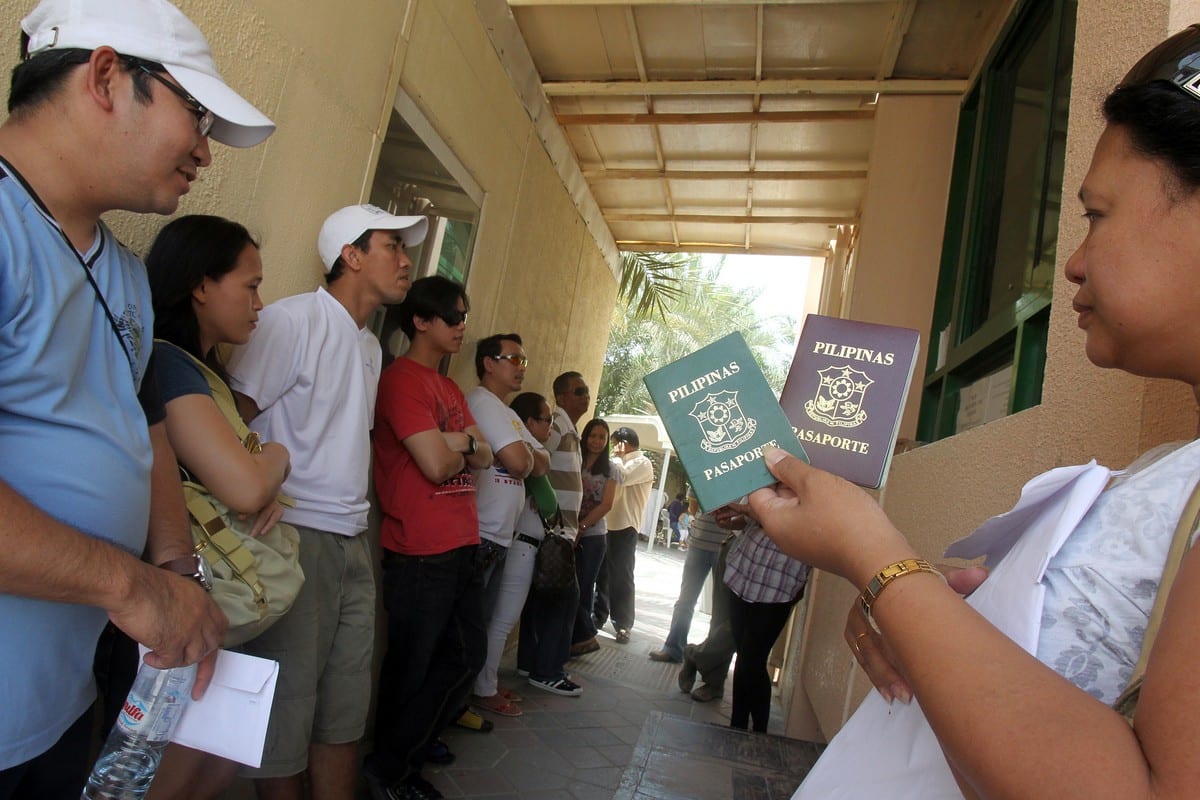 Filipinos in Dubai, UK on 12 April 2010 [KARIM SAHIB/AFP/Getty Images]