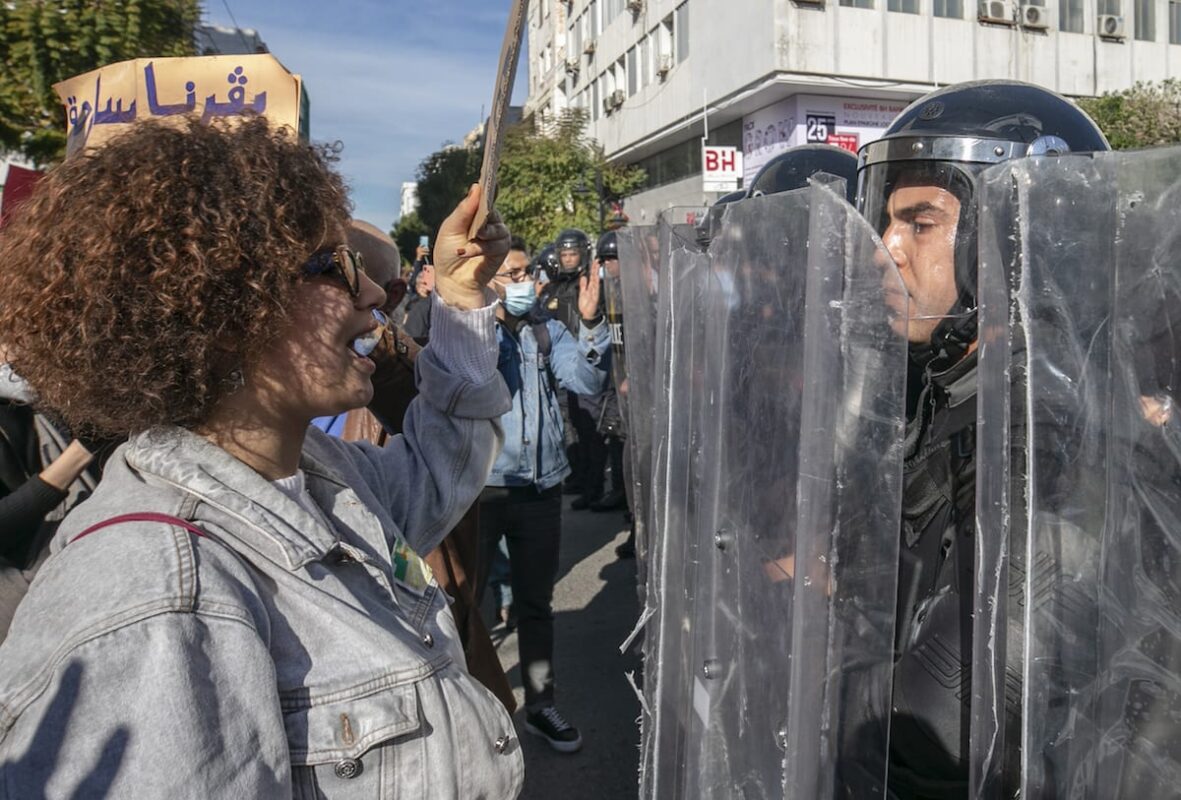 Tunisian protesters confront police officers in Tunis, Tunisia on 30 January 2021 [Yassine Gaidi/Anadolu Agency]
