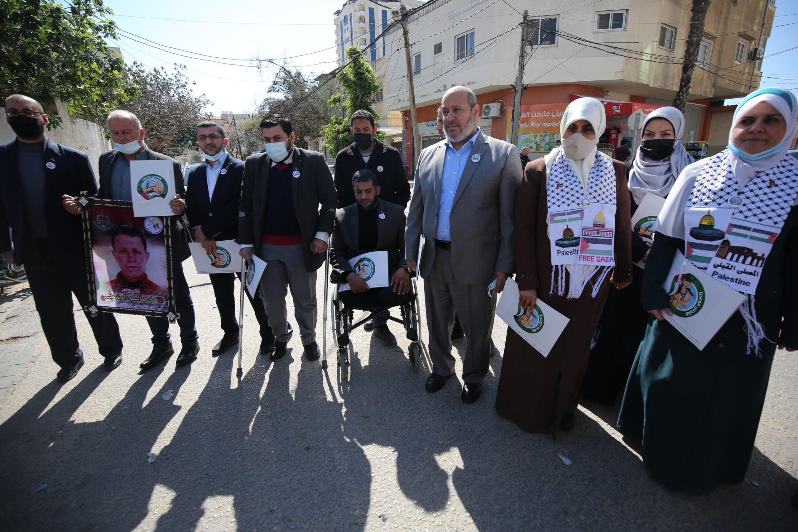 Hamas registers its electoral list for parliamentary election [Mohammed Asad/Middle East Monitor]