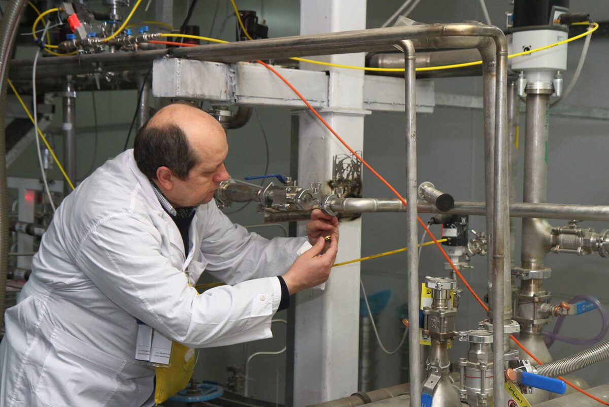 An International Atomic Energy Agency (IAEA) inspector at nuclear research centre of Natanz, some 300 kilometres south of Tehran on January, 20, 2014 [KAZEM GHANE/IRNA/AFP via Getty Images]