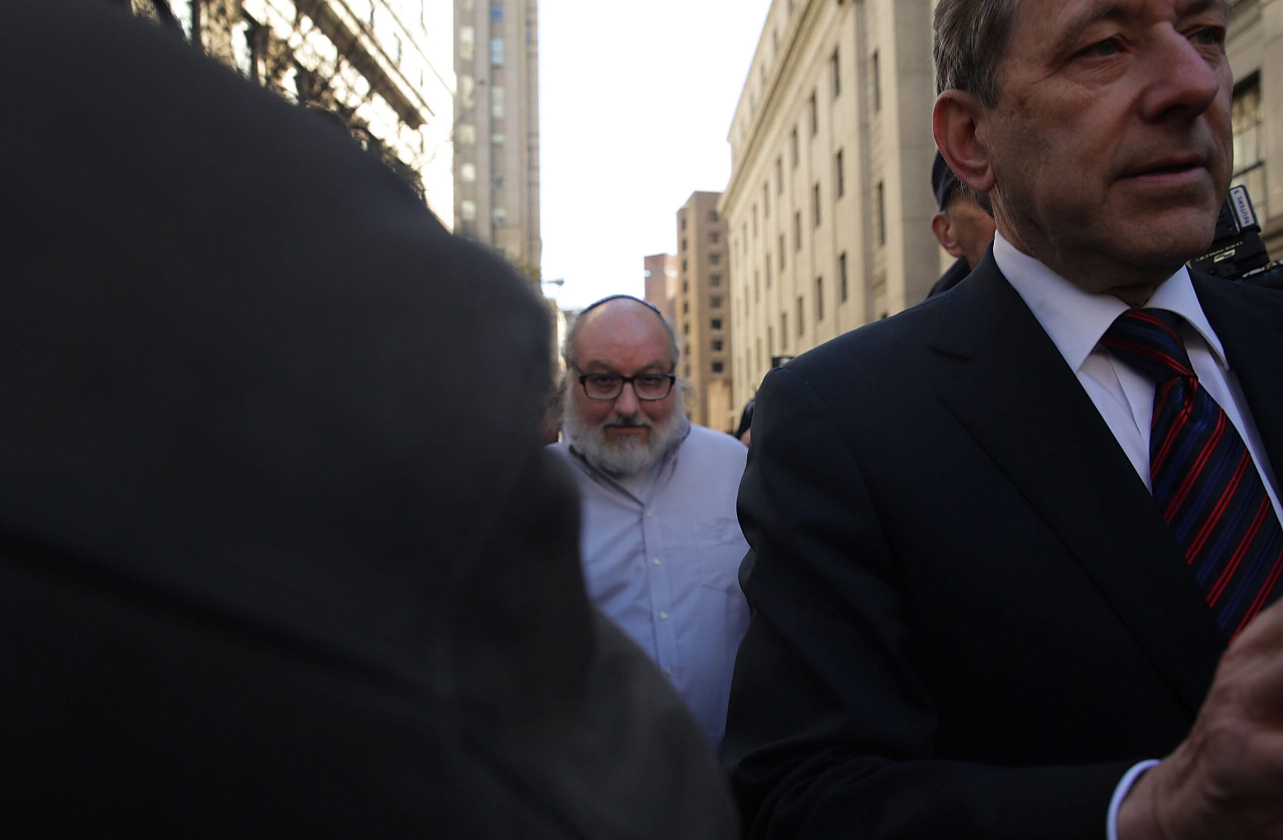 Jonathan Pollard, the American convicted of spying for Israel, leaves a New York court house following his release from prison early on Friday after 30 years on November 20, 2015 in New York, New York [Spencer Platt/Getty Images]