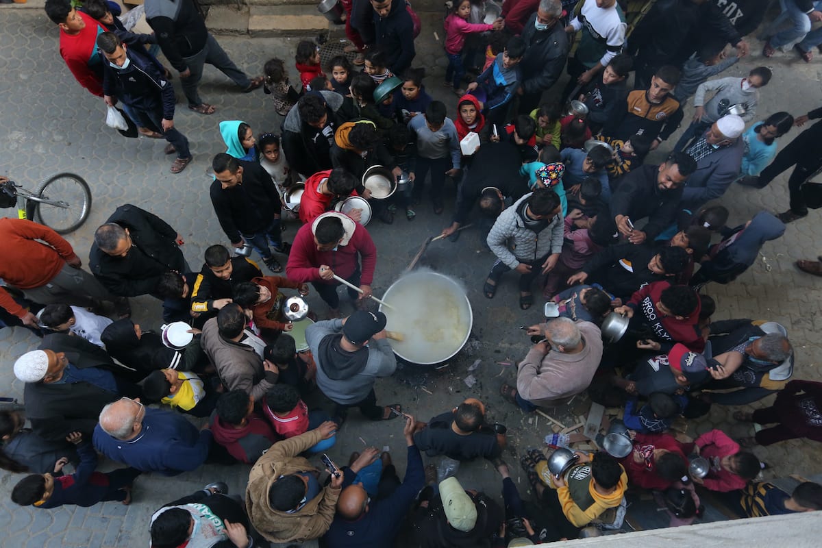 A Palestinian man distributes free food for Poor families during the holy fasting month of Ramadan, in al-Shijaiyah neighborhood in Gaza city, on 14 April 2021. [Ashraf Amra/Apaimages]