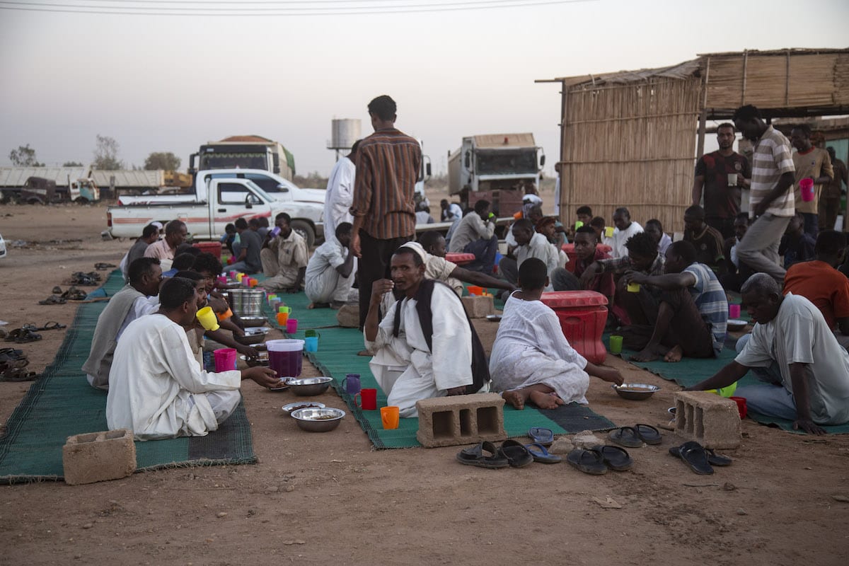 People break their fast during the fast-breaking meal (iftar) on holy month of Ramadan in Khartoum, Sudan. [Mahmoud Hjaj - Anadolu Agency]