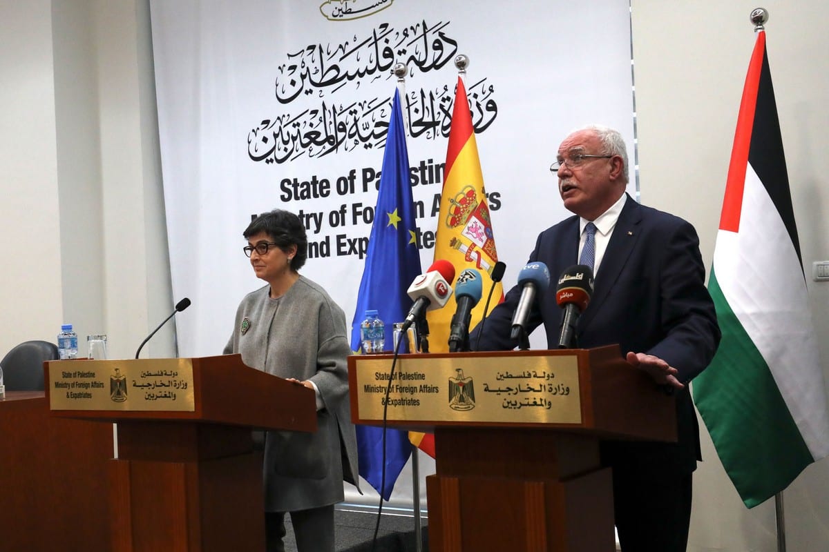 Spanish Foreign Minister Arancha Gonzalez Laya (L) and her Palestinian counterpart Riyad Al-Maliki, in the West Bank city of Ramallah, on 10 December 2020 [ABBAS MOMANI/AFP/Getty Images]