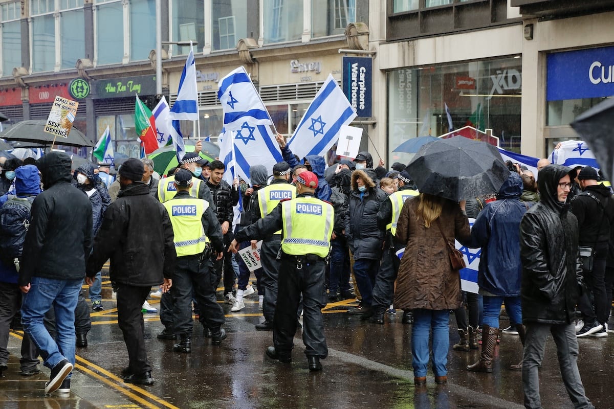 British police maintain a police cordon to seperate pro-Israeli demonstrators rallying outside the Israeli Embassy in London from pro-Palestinian demonstrators gathered nearby, in London, United Kingdom on 23 May 2021. [Hasan Esen - Anadolu Agency]