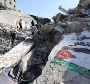 Palestinian artists draw murals on the ruins of Al-Shurouk Tower in Gaza to highlight the people’s steadfastness on 25 May 2021 [Mohammed Asad/Middle East Monitor]