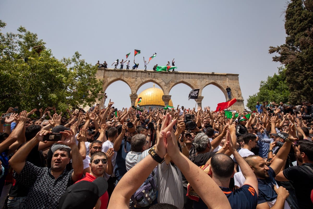 Palestinians gather at the Dome of the Rock to celebrate the cease-fire on 21 May 2021 [Eyad Tawil/Anadolu Agency]