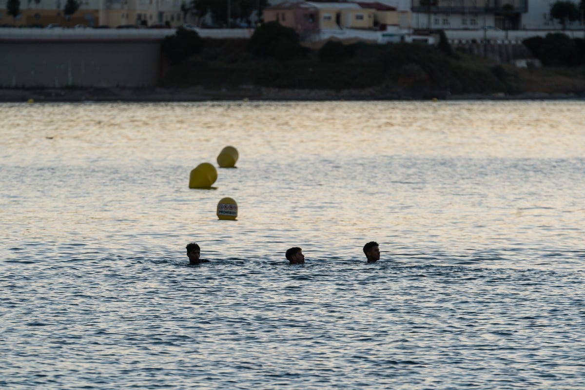 Young migrants arrive swimming in Ceuta. [Diego Radames - Anadolu Agency]