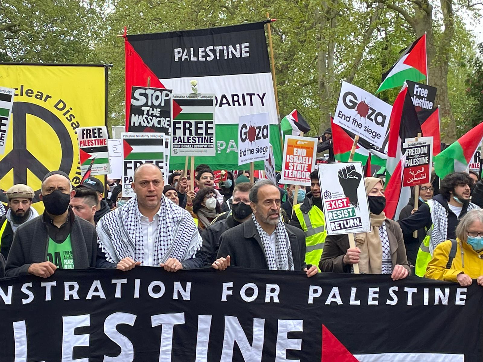Nearly 150,000 demonstrators marched together in London on Saturday condemning Israel’s atrocities in Gaza [Middle East Monitor]