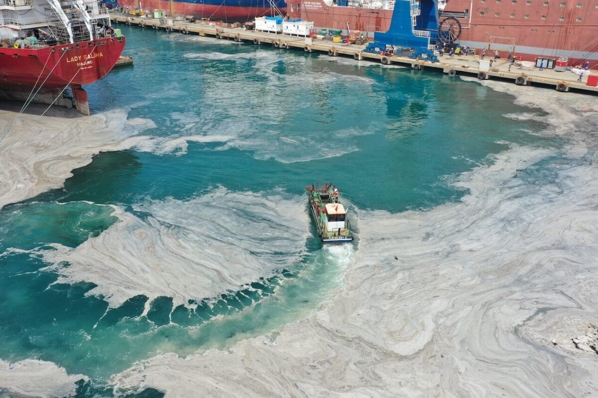 YALOVA, TURKEY - JUNE 08: A drone photo shows a cleaning process for removing of mucilage also known colloquially as sea snot invading the Marmara Sea, at a shipyard region in Altinova district of Yalova, Turkey on June 08, 2021. Turkish Environment and Urbanization Ministry authorities initiate "Marmara Sea Action Plan" involving public sector, academics networks, municipalities and NGOs to clean-up the Marmara Sea. ( Erhan Erdoğan - Anadolu Agency )