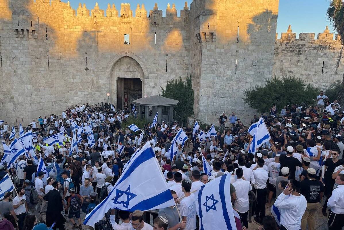 Far-right Israelis holding Israeli flags stage "flag march" starting from Ha-Nevi'im Street towards Damascus Gate (Bab al-Amud) in OId Town neighborhood of Jerusalem on 15 June 2021. [Esat Fırat - Anadolu Agency]