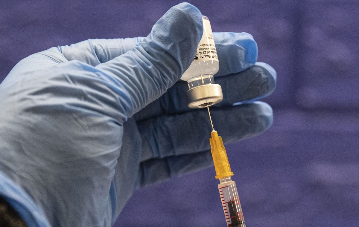 A health worker draws a dose of coronavirus (COVID-19) vaccine into a syringe at a vaccination centre n Ankara, Turkey on 28 June 2021 [Erçin Ertürk/Anadolu Agency]