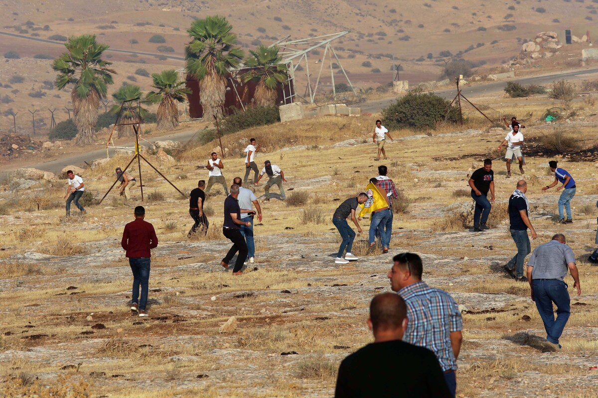 Jewish settlers attack Palestinians who gather to protest illegal Jewish settlements near Teyaseer checkpoint in Tubas, West Bank on 24 July 2021. [Nedal Eshtayah - Anadolu Agency]