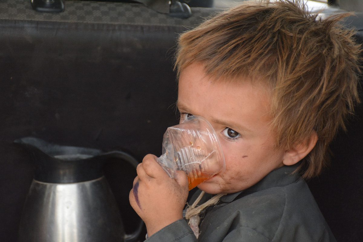 CHAMAN, PAKISTAN - AUGUST 28: An Afghan child is seen as people wait to enter Pakistan through Chaman border crossing in Chaman, Pakistan on August 28, 2021. ( Mazhar Chandio - Anadolu Agency )