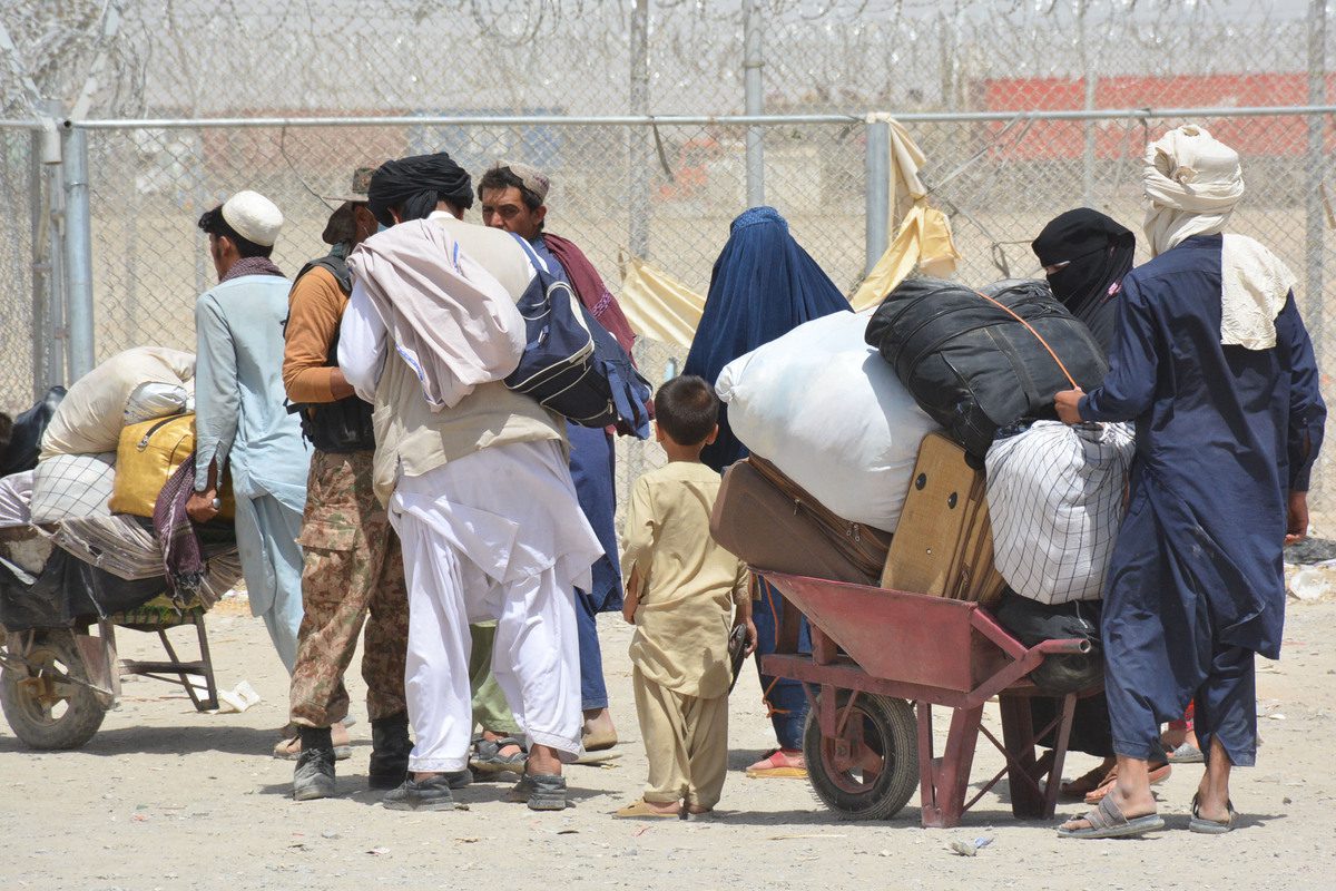 Afghan people wait to cross border on August 28, 2021 [Mazhar Chandio/Anadolu Agency]