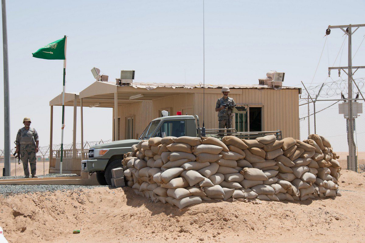 Members of the Saudi national guard man a checkpoint at a border post on the Saudi-Yemen border in Najran, Saudi Arabia, 23 April 2015 [Glen Carey/Bloomberg via Getty Images]