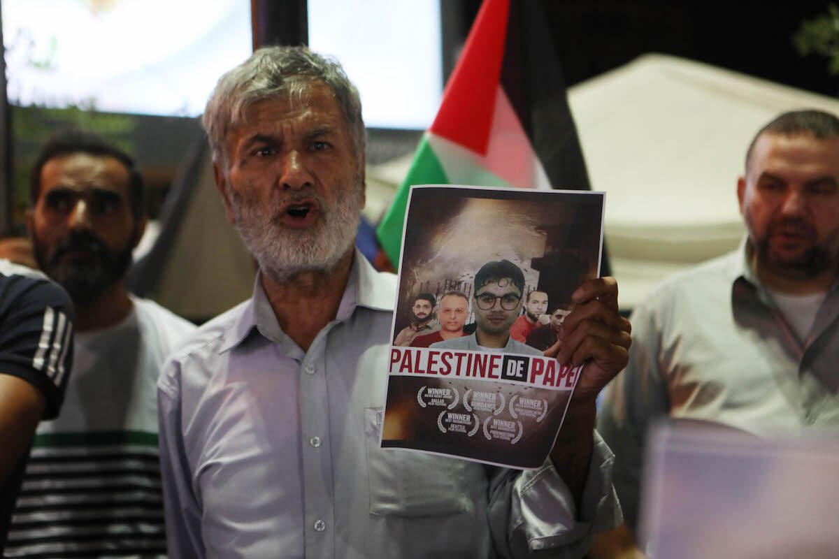 Hundreds of Palestinians gather to protest against Israeli violations of Palestinian prisoners held in Israeli jails in Hebron, West Bank on 8 September 2021. [Mamoun Wazwaz - Anadolu Agency]