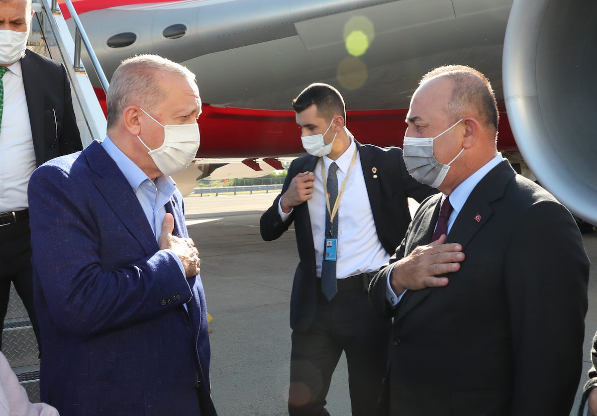 Turkish President Recep Tayyip Erdogan (L) is welcomed by Turkish Foreign Minister Mevlut Cavusoglu (R) on September 19, 2021 [TUR Presidency/Murat Cetinmuhurdar/Anadolu Agency]