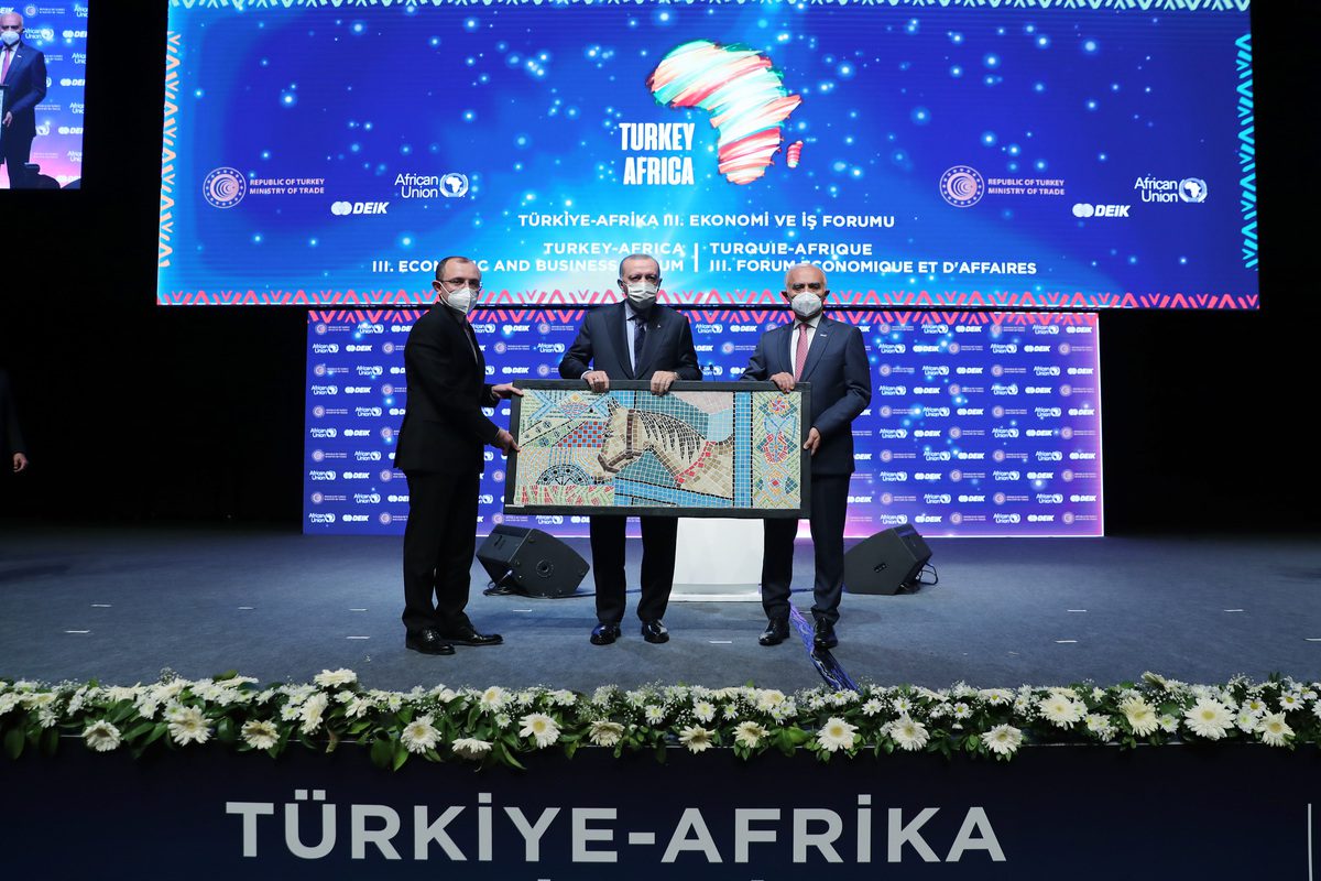 Turkish President Recep Tayyip Erdogan (C) attends the 3rd Turkey-Africa Economy and Business Forum at Istanbul Congress Center in Istanbul, Turkey on 22 October 2021. [TUR Presidency/ Murat Cetinmuhurdar - Anadolu Agency]