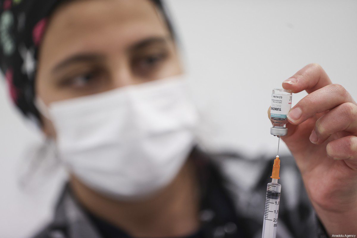 A health worker gives a volunteer the third booster shot of TURKOVAC in a Phase 3 studies, in Ankara, Turkey on October 24, 2021 [Esra Hacioğlu/Anadolu Agency]