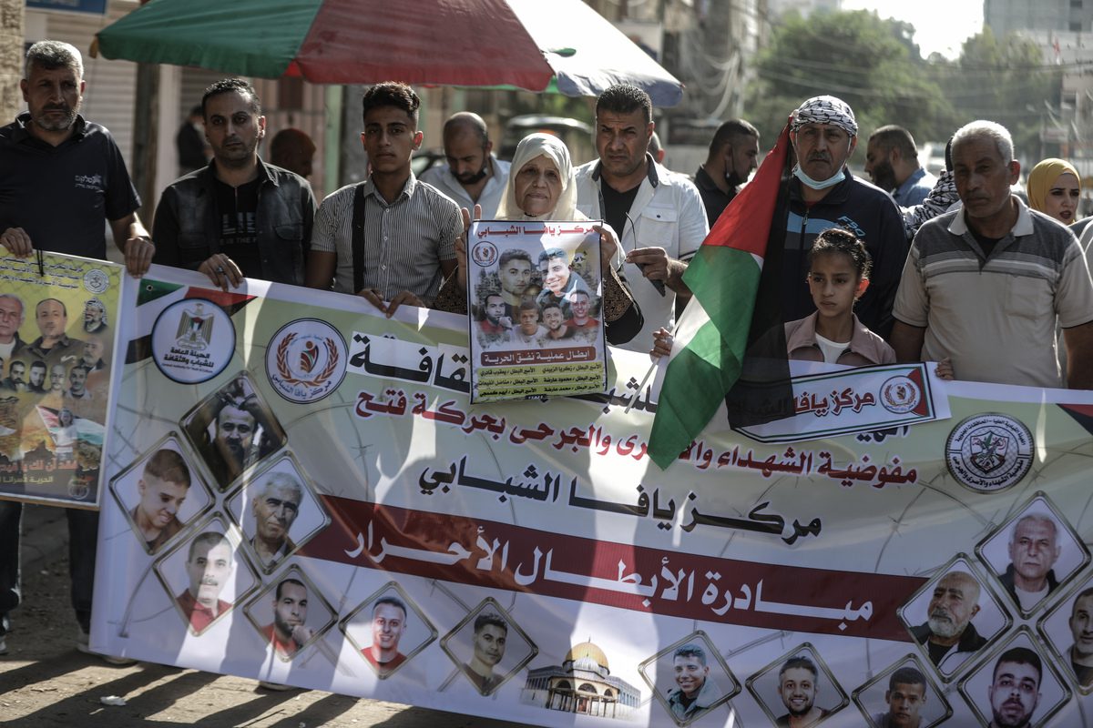 People gather in front of the International Committee of the Red Cross building to stage a demonstration in support of Palestinian prisoners on hunger strike in Israeli jails in Gaza City, Gaza on October 25, 2021. [Ali Jadallah - Anadolu Agency]