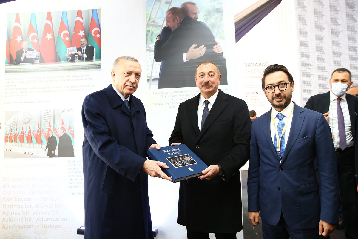 Turkish President Recep Tayyip Erdogan (L) presents the book "Karabakh Victory" prepared by Anadolu Agency, to Azerbaijani President Ilham Aliyev (L2) in Zangilan, Azerbaijan on October 26, 2021 [Resul Rehimov/Anadolu Agencyy]