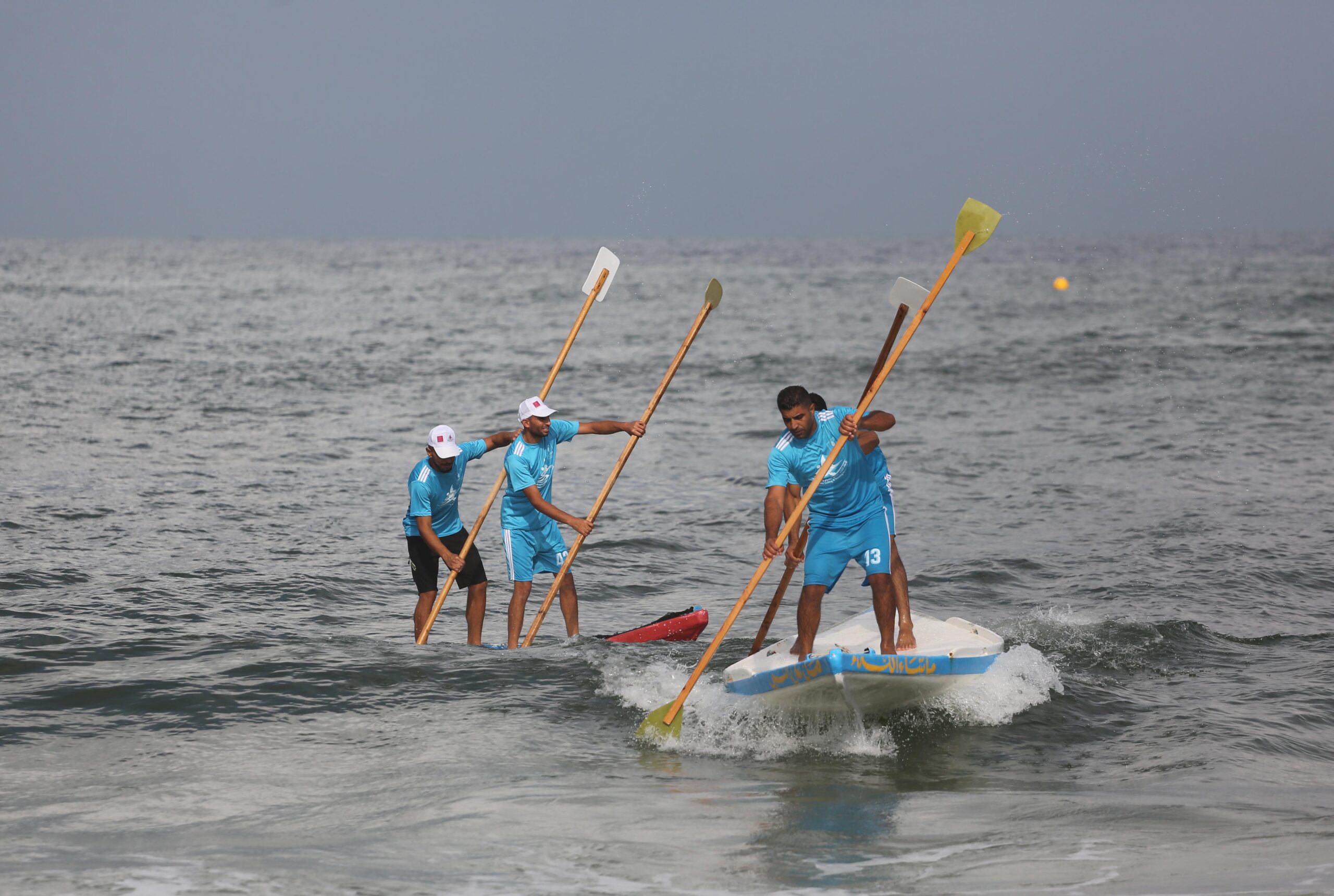 Siege forces Gaza to use fishing boats in rowing race [Mohammed Asad/Middle East Monitor]