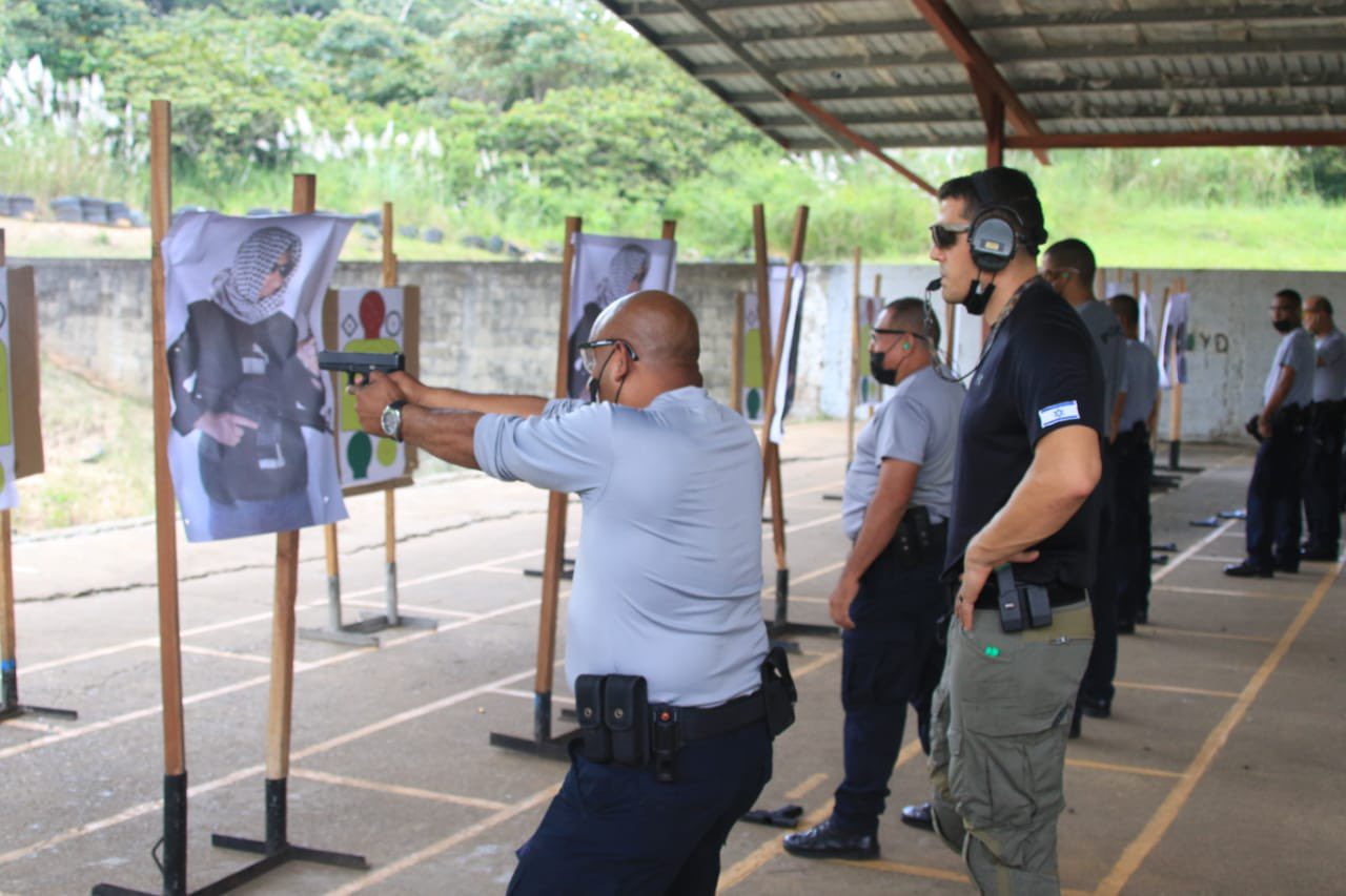 Panama police shoot targets in Arab clothing in Israel-run training course [@PedroUnderdog09/Twitter]