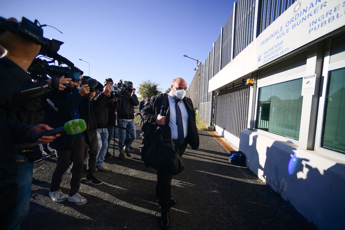 Italian lawyer Tranquillino Sarno (C), representative of one of the Egyptian defendants, arrives on 14 October 2021 at the Rebibbia bunker courtroom in Rome, for the trial in abstentia of four Egyptian security officers for the 2016 killing of Italian student Giulio Regeni. [FILIPPO MONTEFORTE/AFP via Getty Images]