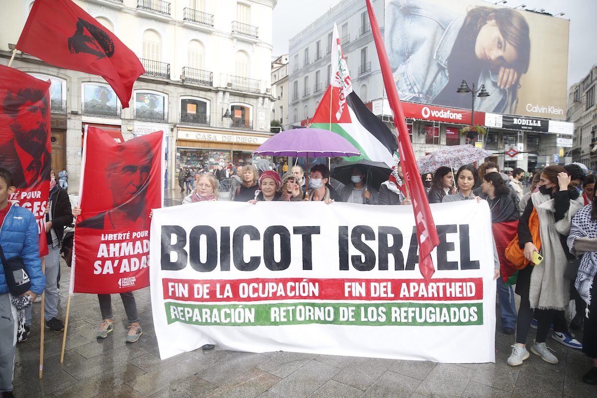 People take part in a march held on the anniversary of Madrid Peace Conference as they demand for Palestine to be a free and independent state in Madrid, Spain on 31 October 2021. [Şenhan Bolelli - Anadolu Agency]